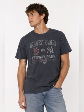 ’47 Brand MLB Red Sox vs Yankees Fenway Park Rivalry Graphic Tee Men’s Large
